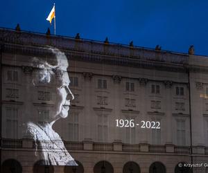 Wizerunek Elżbiety II na fasadzie Pałacu Prezydenckiego