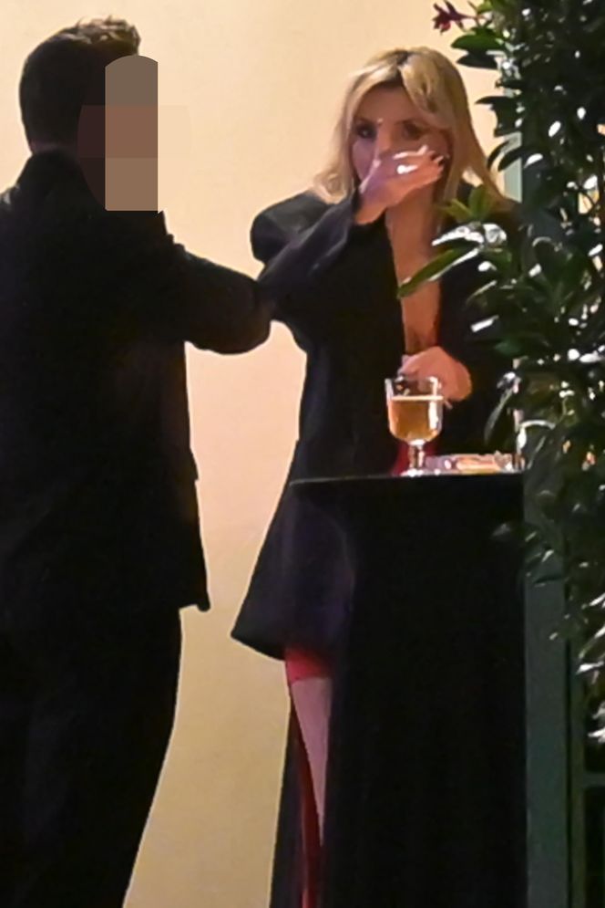 Anna Lewandowska w nocy pali elektryczne papierosy