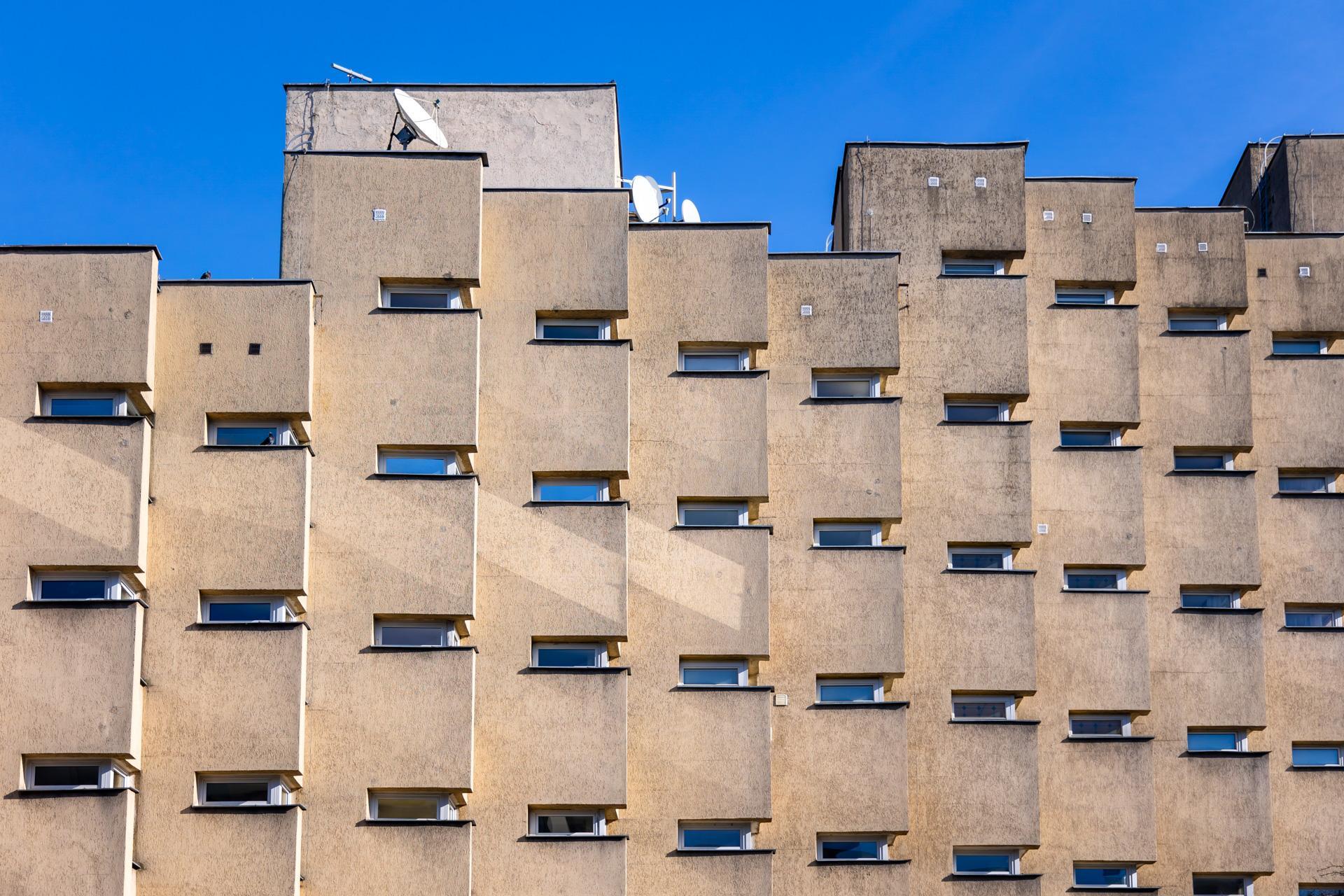 Blok PRL na ul. Koziej 9 - zobacz budynek, który z zmienia się wraz z punktem widzenia