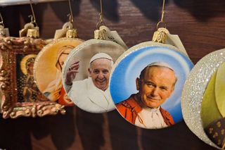 Ręcznie robione bombki z fabryki Koronex na zdjęciach