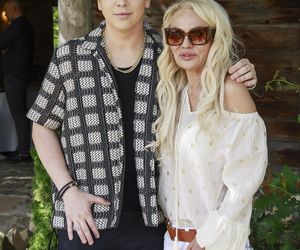 Jacek Rozenek z żoną i trzema bestiami, syn Łącz bez koszulki, a Jarosińska - nieprzyzwoicie... skromna. Aktorzy łowią!