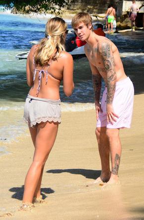 Justin Bieber z fanami na Barbadosie