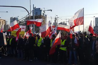 Trumna na placu Zawiszy. Rolnicy blokują centrum Warszawy [RELACJA, UTRUDNIENIA]
