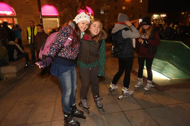 Nightskating. Warszawiacy przejechali stolicę na rolkach [Zdjęcia]