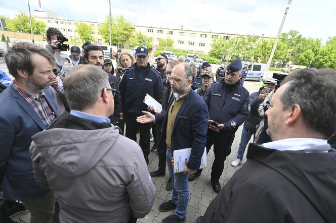 Komornicy na Modlińskiej. Nerwowe starcie przy hali na Białołęce. Ostry konflikt kupców z zarządcą hali