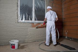 Maszynowe narzucanie tynku