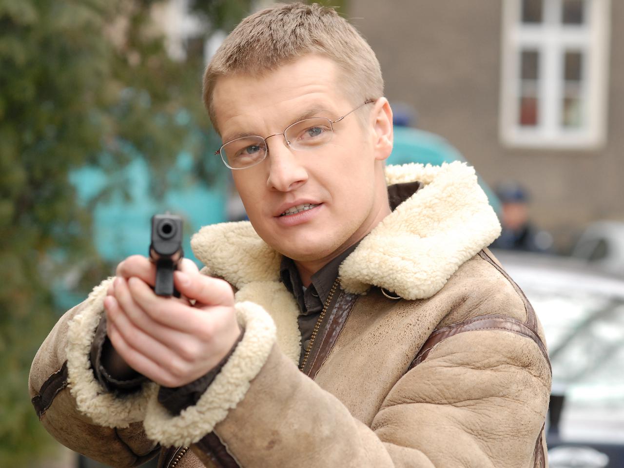 Rafał Mroczek – wcielił się w rolę aspiranta  Wydziału Walki z Przestępczością Gospodarczą i Wydziału ds. Przestępczości Zorganizowanej Komendy Miejskiej Policji we Wrocławiu.