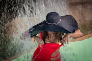 Monika Jarosińska wystawia nowy biust do słońca