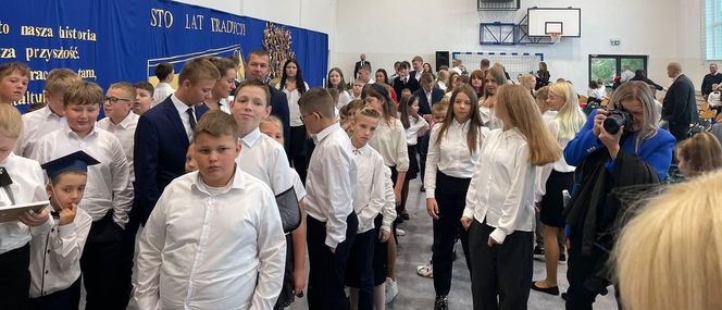 Pierwsza Dama uczciła z uczniami 100 lat od nadania imienia Stefana Batorego Szkole Podstawowej w Liwie