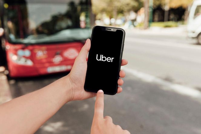 Do lekarza, po wnuki i… nocą. Tak jeżdżą babcie i dziadkowie z “Uber Senior”