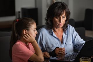 Na Wspólnej, odcinek 2999: Iza wyśmiana na oczach córki! Klementynka nie okaże jej litości - ZWIASTUN