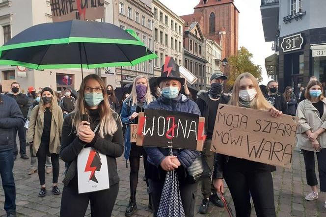 Strajk kobiet w Toruniu - tak wyglądał w poniedziałek