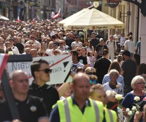 Marsz Milczenia dla Klaudii. Tysiące osób uczciło pamięć zamordowanej 24-latki [ZAPIS RELACJI NA ŻYWO]
