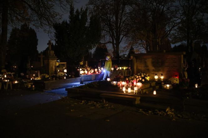  Setki migoczących zniczy. Tak wyglądają polskie cmentarze po zmroku. Zobacz niezwykłe zdjęcia