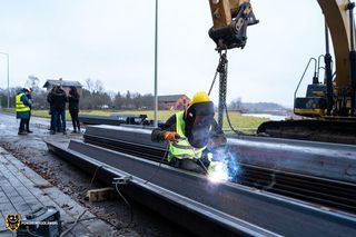 Powódź zabrała most. Mieszkańcy gminy Mietków rzekę pokonują chodząc po powalonym drzewie 