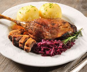 Gęsie udka z czerwoną kapustą: przepis na gęsinę
