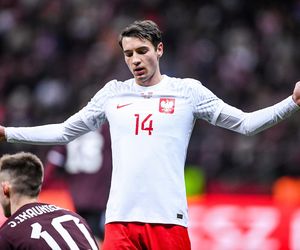 Ma być liderem defensywy Biało-Czerwonych w eliminacjach mundialu. Ale znów dostał medialne baty