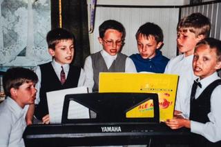 Tak w dzieciństwie wyglądał Kuba Urbański z zespołu Playboys! Nie uwierzysz, jak się zmienił