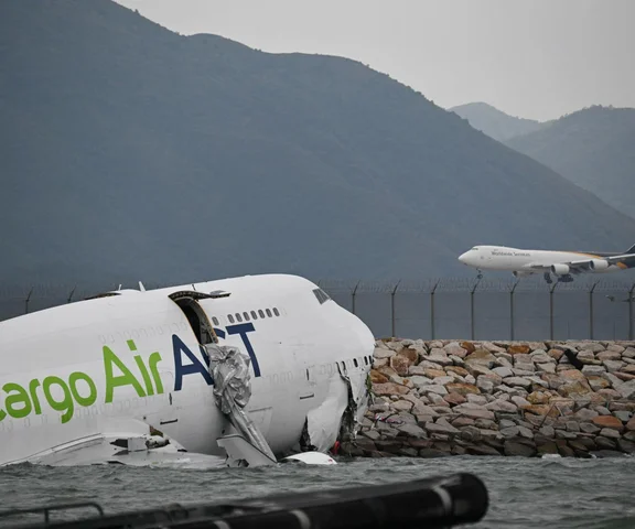 Tragedia na lotnisku. Samolot cargo runął do morza, są ofiary