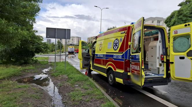 Fatalny wypadek na ulicach Gdyni! Kierowca wjechał chodnik i potrącił trzy osoby [ZDJĘCIA].