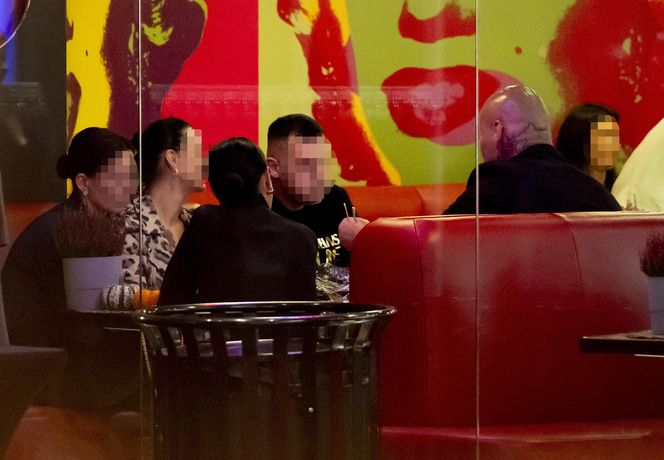 Artur Szpilka na sushi z najbliższymi po premierze filmu "Szpilka"