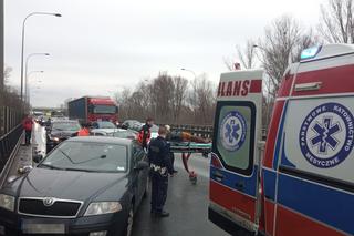 Katastrofa na Wisłostradzie! Samochodowe domino zakończyło się potrąceniem dwóch osób! 