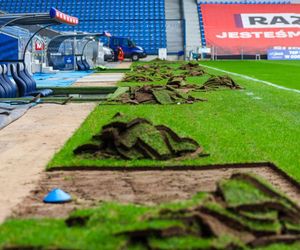 Trwa wymiana murawy na stadionie przy ulicy Bułgarskiej. Będzie gotowa na mecz z Legią