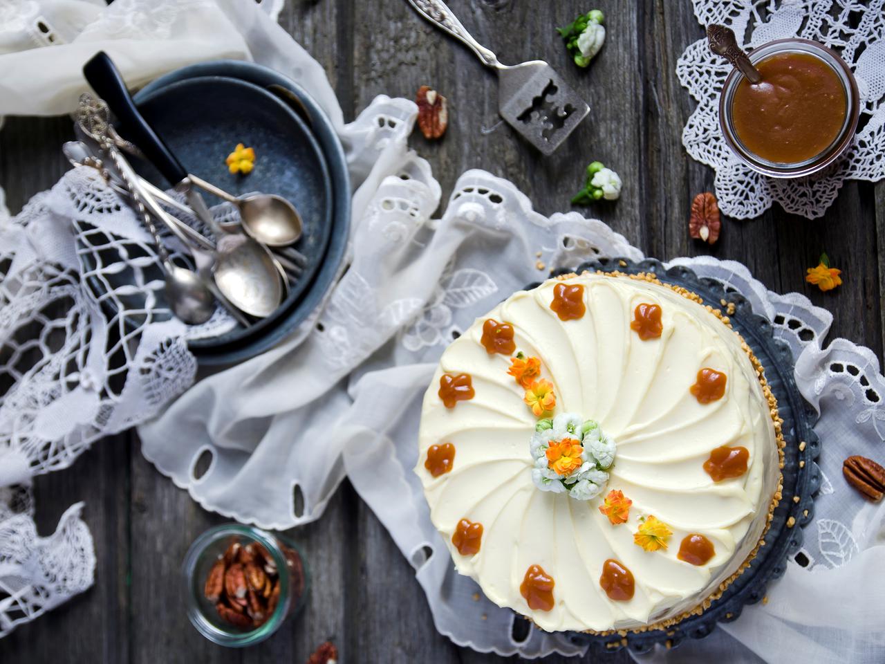 Tort orzechowy - przepis na szybkie, jesienne ciasto