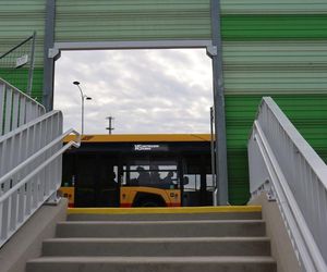 Pasażerowie autobusów mogą się wygodnie przesiadać na kolej na przystanku PKP Gocławek