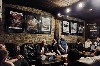 Turnieje szachowe w Hard Rock Pubie Pamela w Toruniu to nie tylko zawody. To również spotkania z legendami