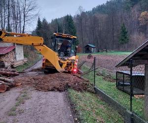 Pijany operator koparki zniszczył 20-metrowe ogrodzenie. Podczas ucieczki rozkopał drogę