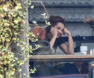 Małgorzata Socha stroi miny przy bajglu