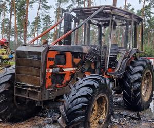 Pożar ciągnika w Krynkach. Maszyna zapaliła się podczas prac leśnych