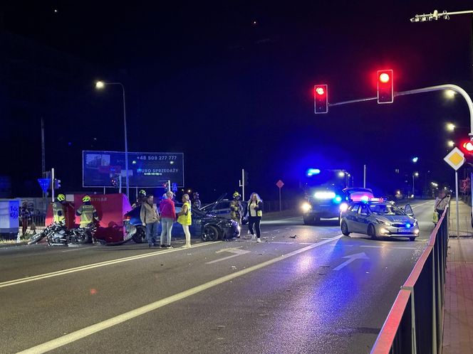 Śmiertelny wypadek w Nowym Dworze Mazowieckim. Osobówka zmiotła motocyklistę z jezdni