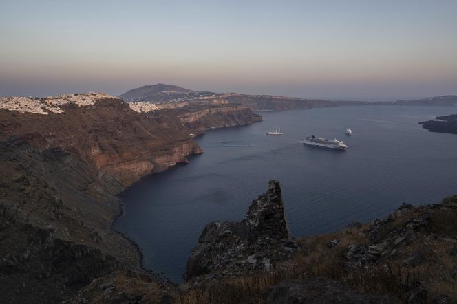 Grecja/ Z obawy przed silnym trzęsieniem ziemi na Santorini mieszkańcy spędzili noc w samochodach