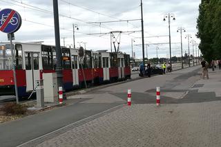 Samochód zablokował ruch tramwajów na ul. Zygmunta Augusta w Bydgoszczy! [ZDJĘCIA]