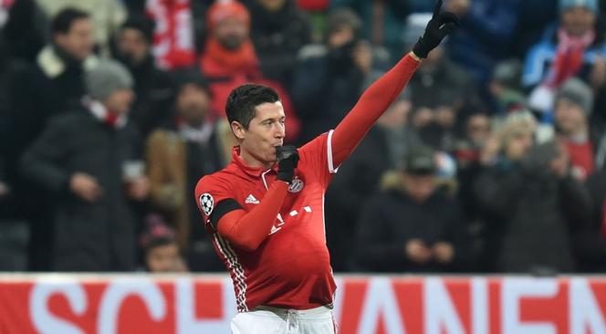 Robert Lewandowski celebruje gola w meczu Bayern - Atletico