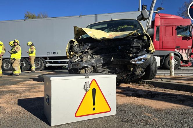 Osobówka zderzyła się z samochodem ciężarowym. 9-letni chłopczyk trafił do szpitala. „Trwają czynności”