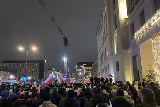 Przed siedzibą TVP odbył się protest. Uczestnicy skandowali Wolne media!