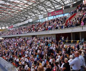 Kongres Świadków Jehowy Białystok 2024. Tłumy wiernych na Stadionie Miejskim