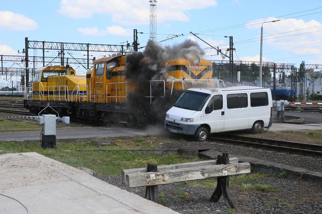 Pociąg masakruje osobowego busa na przejeździe kolejowym