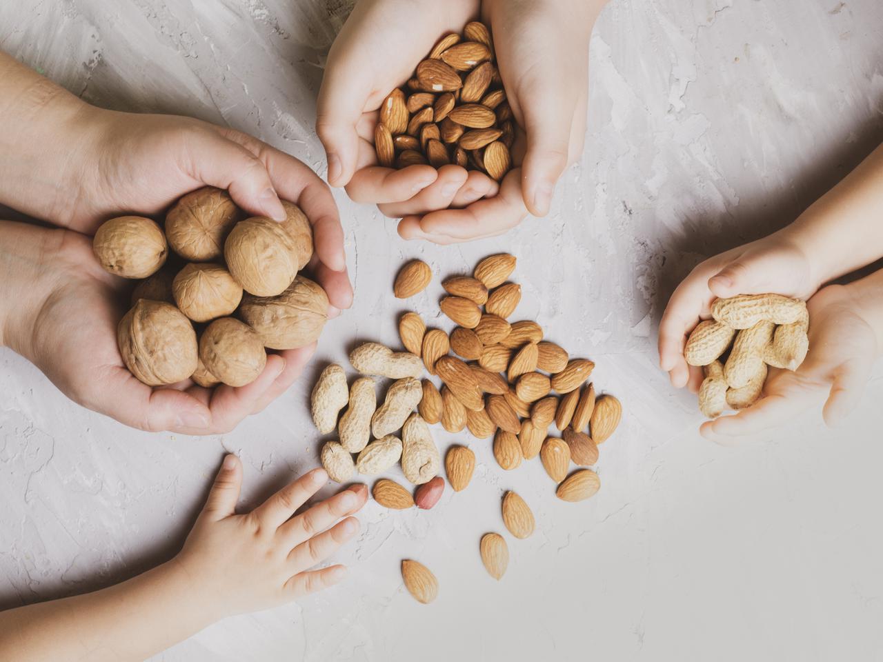 Bakalie w diecie dziecka - od kiedy podawać dziecku orzechy oraz rodzynki i czy są zdrowe?