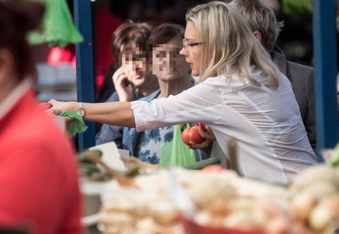 Małgorzata Wassermann na zakupach na bazarku w Krakowie