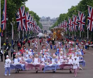 Jubileusz Elżbiety II. Królowa pije herbatę z misiem Paddingtonem. Poddani zachwyceni!