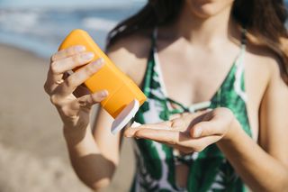 Nie daj się słońcu. Jaki krem SPF wybrać? Co oznaczają liczby 30 i 50?