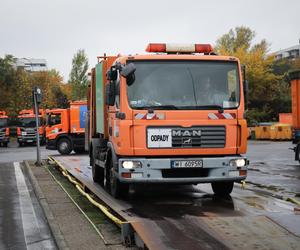 Flota śmieciarek w Warszawie właśnie urosła. Na ulice wyjadą nowe pojazdy