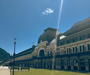  Canfranc Estación, Hiszpania. Dawny dworzec kolejowy zamienił się w luksusowy hotel