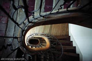 Kręte schody w stylowych wnętrzach