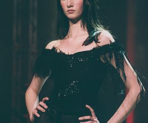 Karolina Malinowska żyła z matką i bratem w skrajnym ubóstwie. Zrządzeniem losu trafiła do modelingu