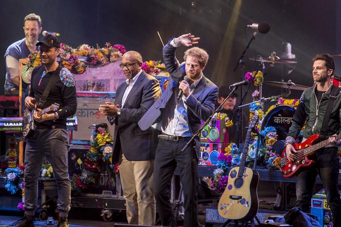 Książę Harry na scenie z Coldplay